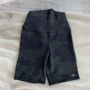 Alo vapor camo biker shorts